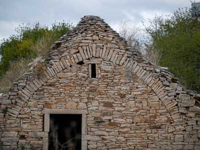 ...ed � contraddistinto da un arco che va a rinforzare il tetto, oltre a un'inferriata che protegge la finestrella della facciata retrostante